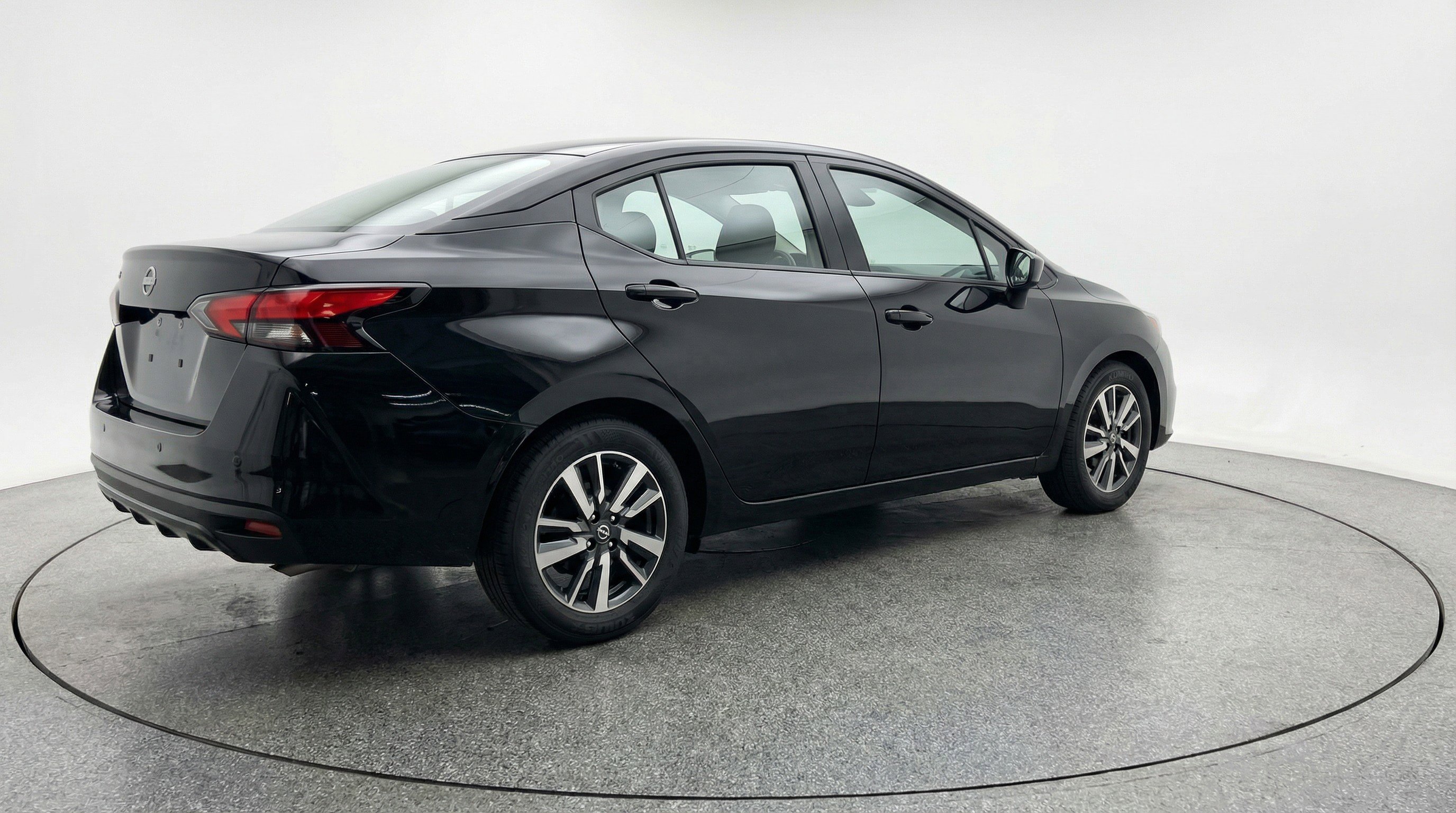 Used 2025 Nissan Versa SV image 9