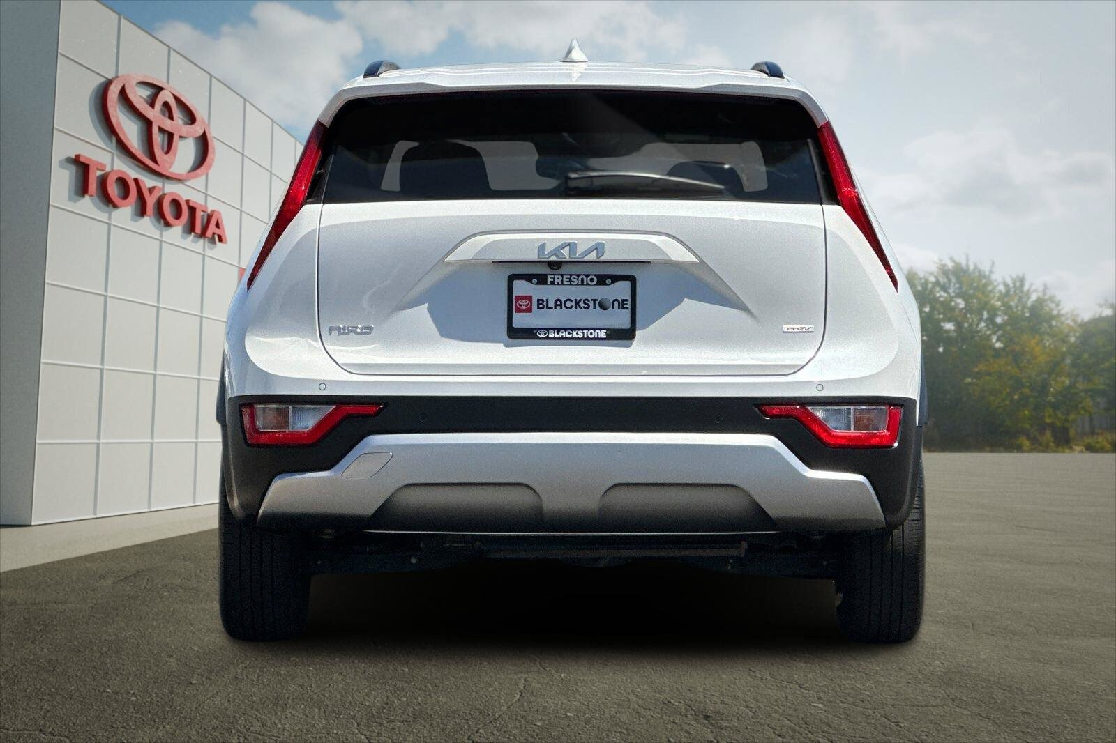 Used 2023 Kia Niro EX w/ EX Cold Weather Package FWD image 4