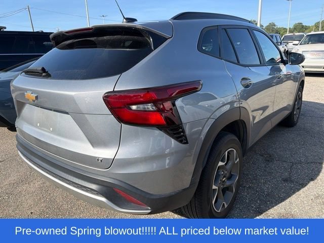 Used 2024 Chevrolet Trax LT w/ Sunroof Package FWD image 7