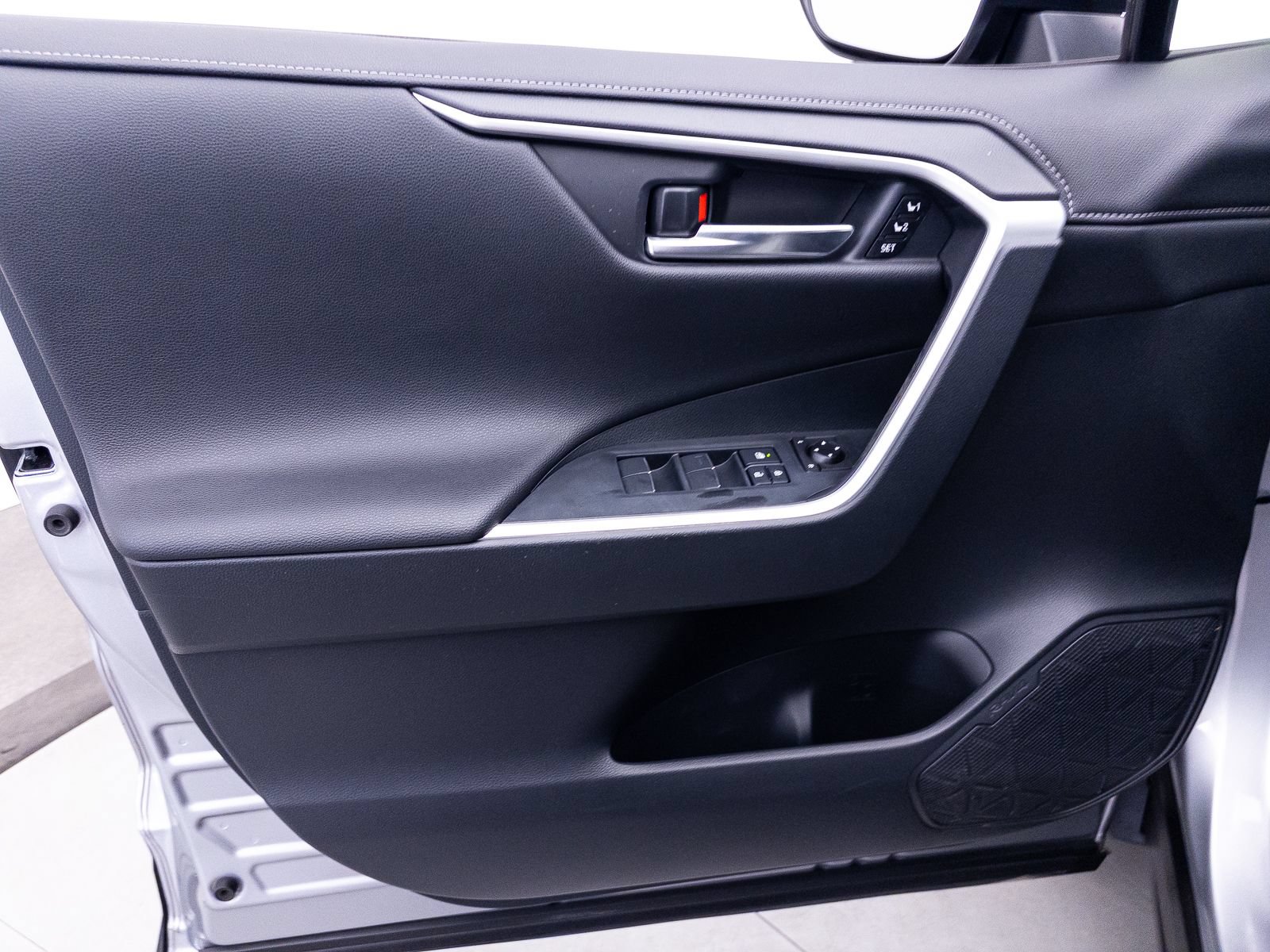 Used 2019 Toyota RAV4 Limited w/ Carpet Mat Package AWD/4WD image 19