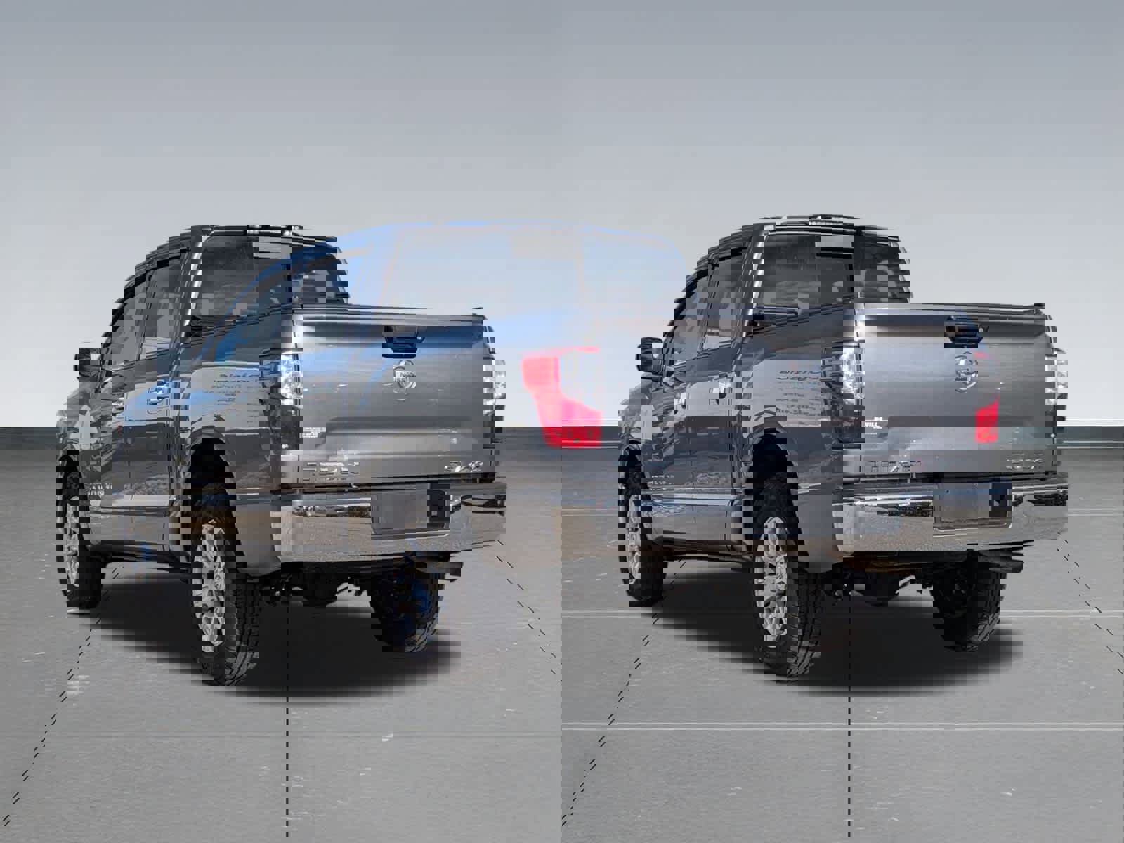 Used 2018 Nissan Titan SV image 4