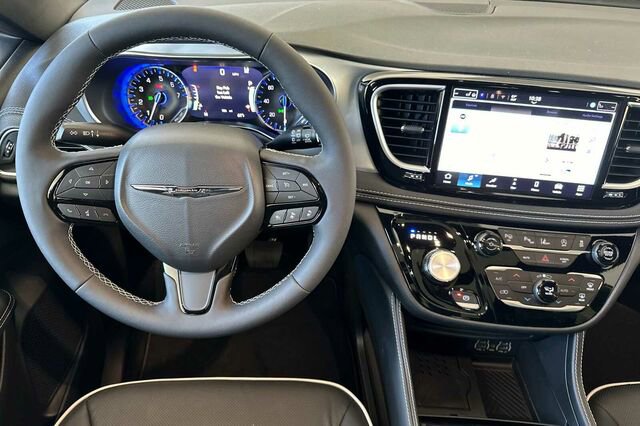 New 2025 Chrysler Pacifica Limited image 11