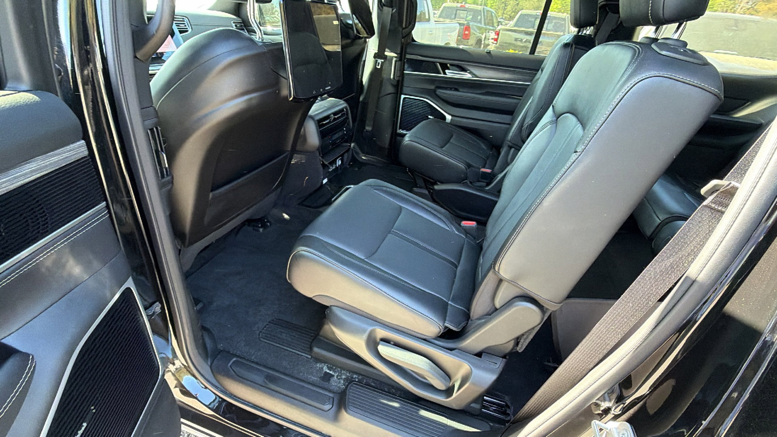 Used 2024 Jeep Wagoneer Series III w/ Premium Group I AWD/4WD image 25
