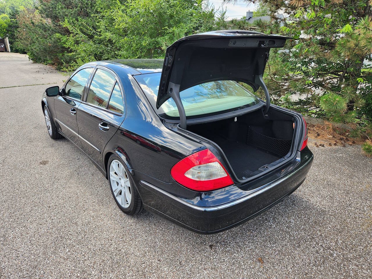 Used 2009 Mercedes-Benz E 350 4MATIC Sedan image 25