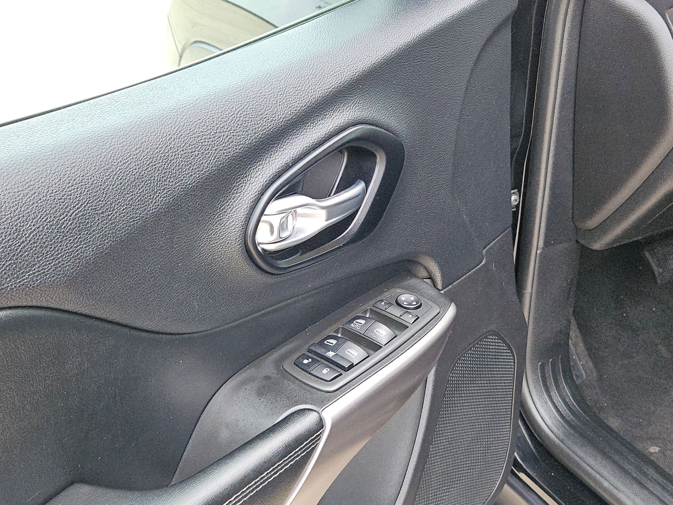 Used 2021 Jeep Cherokee Latitude w/ Mopar Interior Package image 12