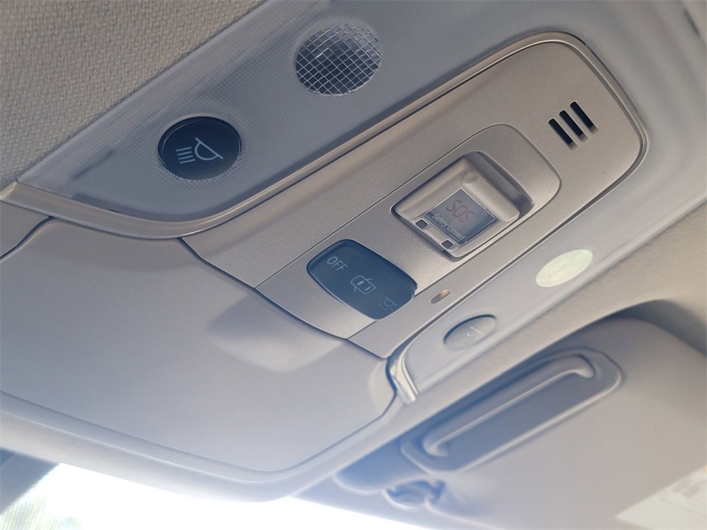 Used 2020 Toyota Prius LE image 30