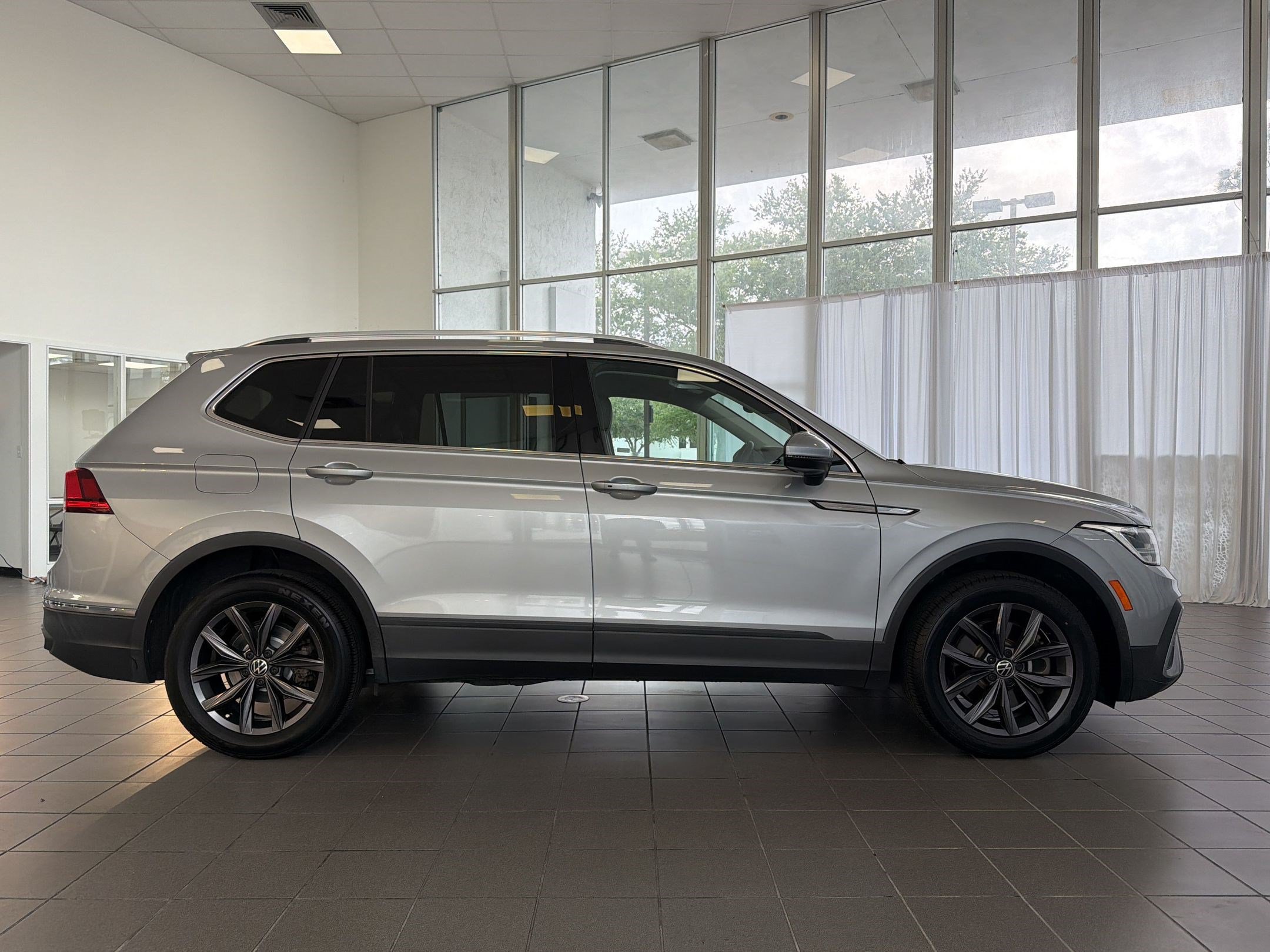 Used 2022 Volkswagen Tiguan SE FWD image 8