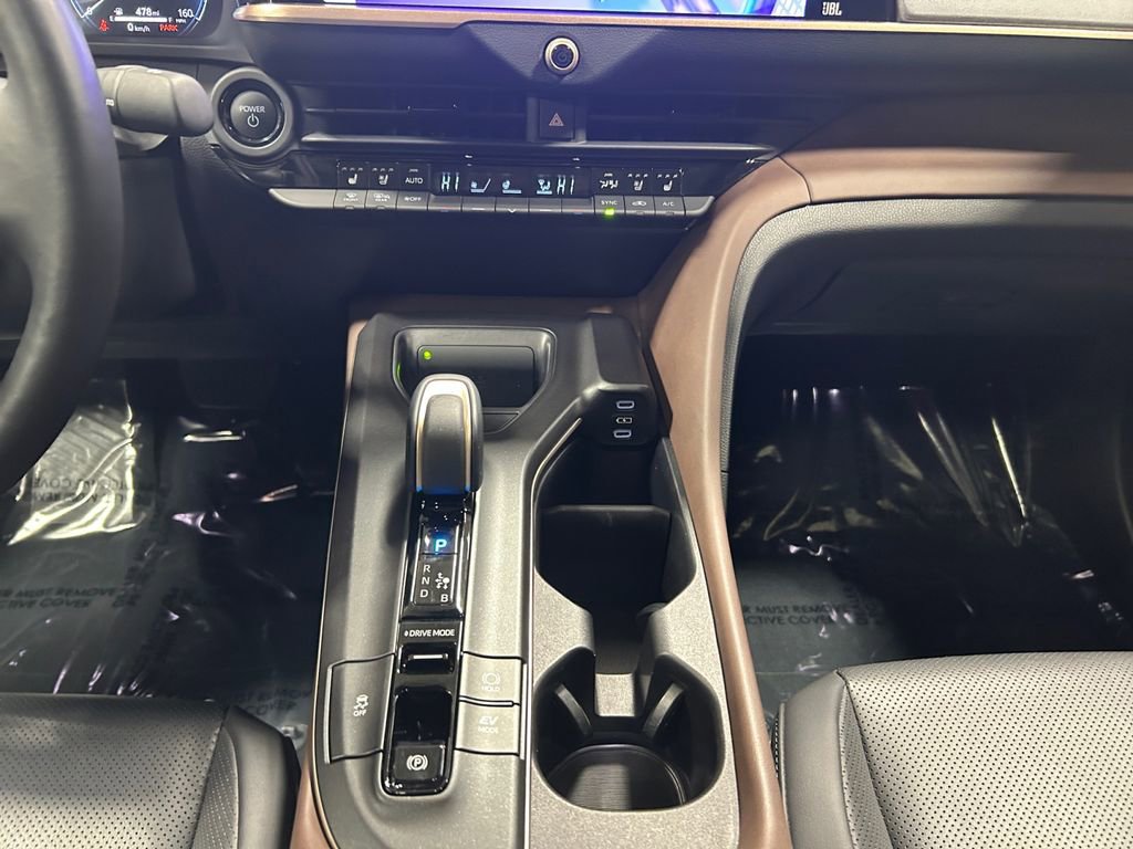 Used 2023 Toyota Crown Limited image 12