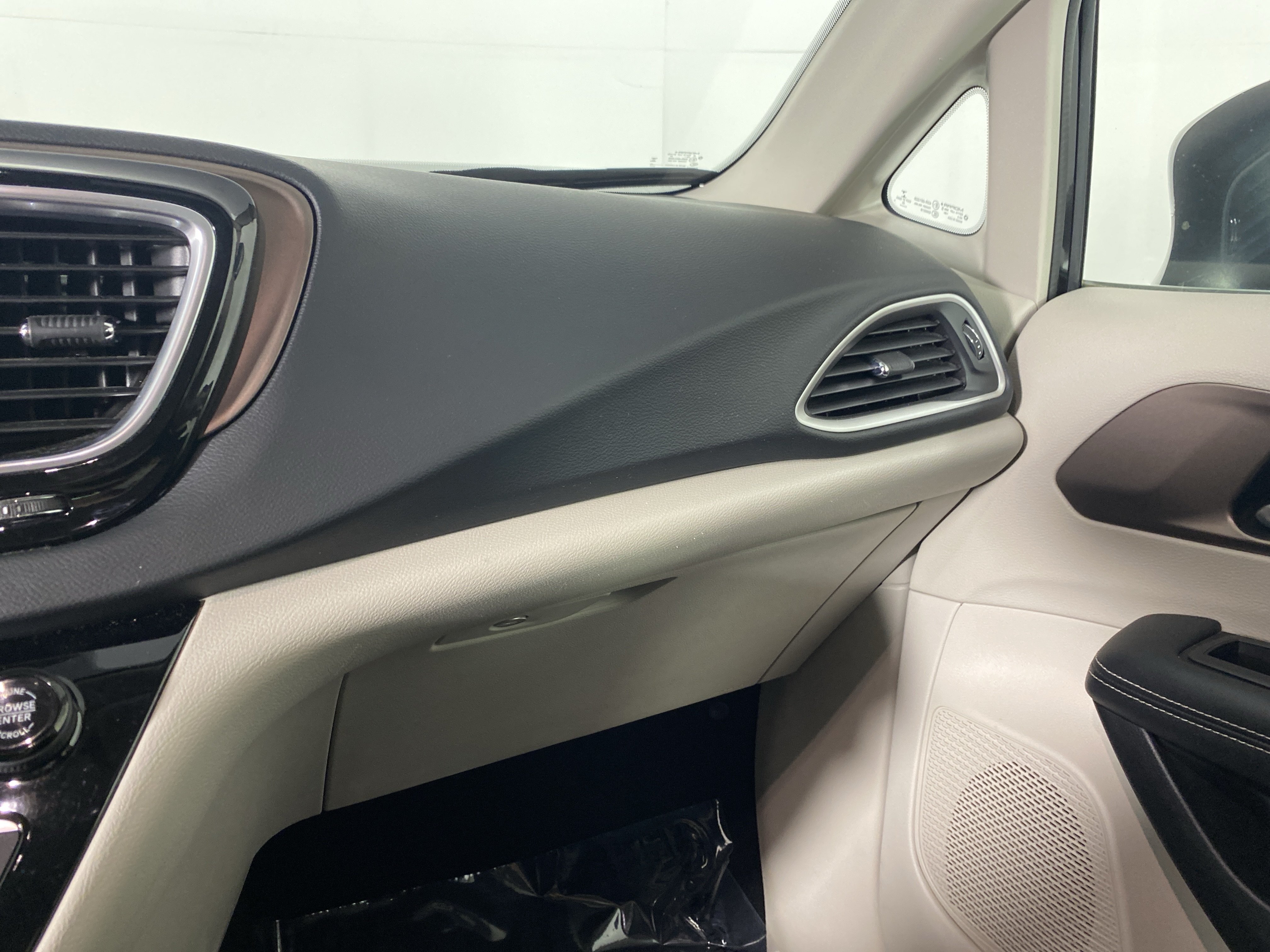 Used 2023 Chrysler Voyager LX FWD image 27