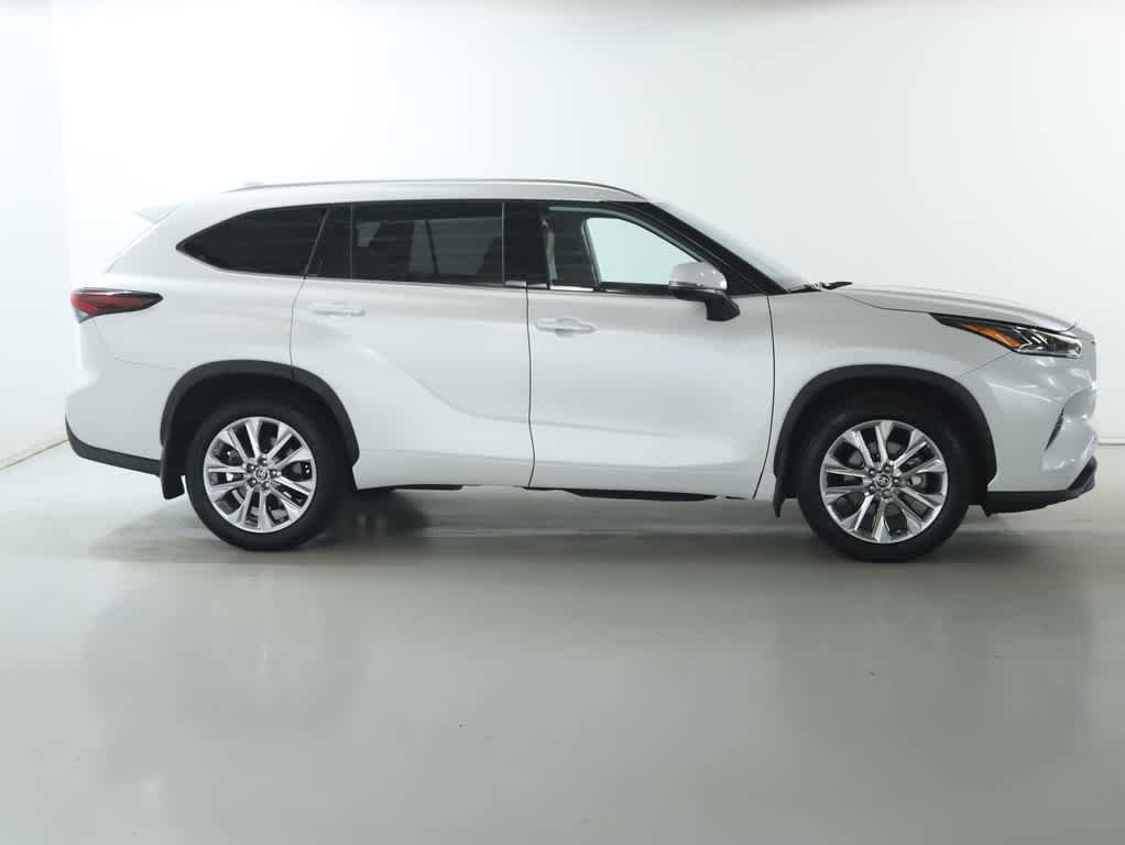 Used 2024 Toyota Highlander Limited AWD/4WD image 11