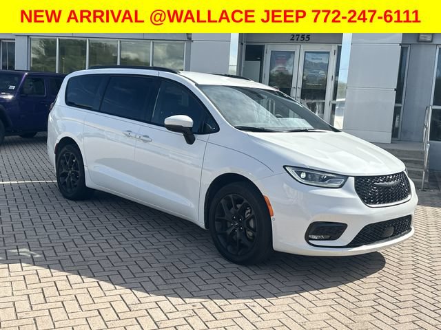 Used 2023 Chrysler Pacifica Touring-L w/ S Appearance Package AWD/4WD image 4