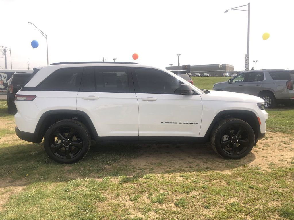 Used 2025 Jeep Grand Cherokee Limited w/ Black Appearance Package AWD/4WD image 14