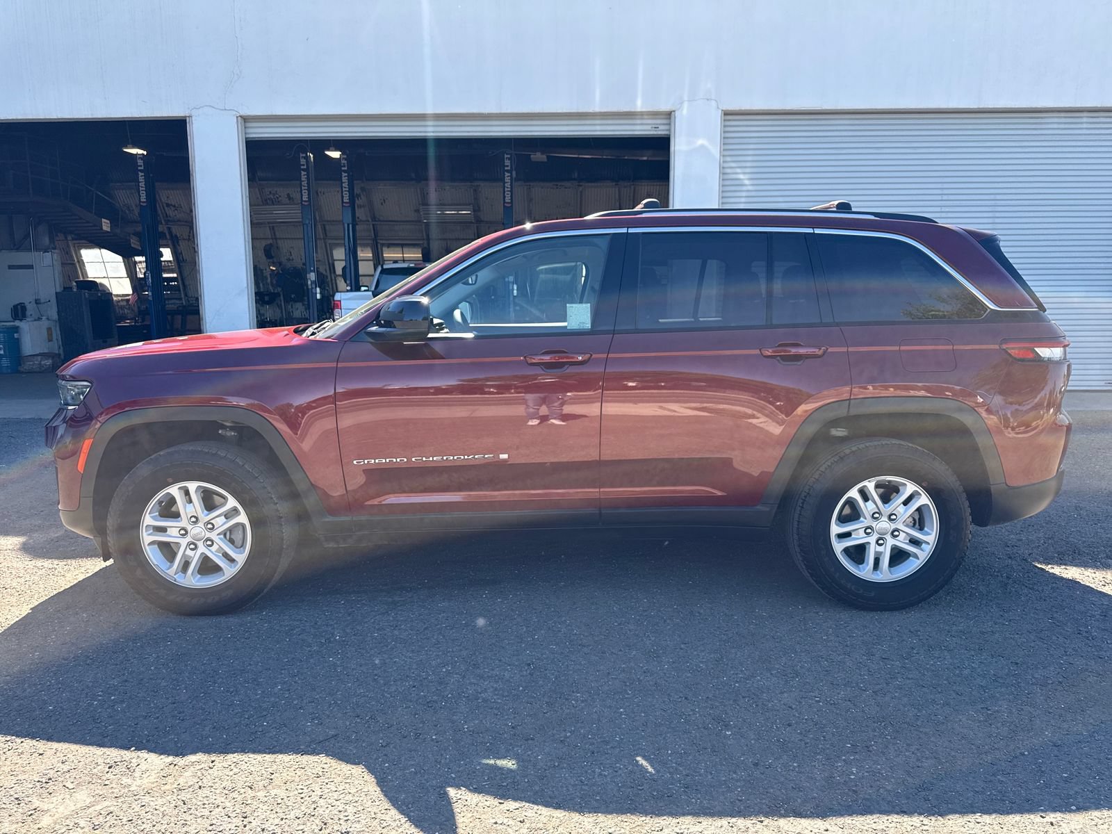 Used 2023 Jeep Grand Cherokee Laredo w/ Luxury Tech Group I AWD/4WD image 2
