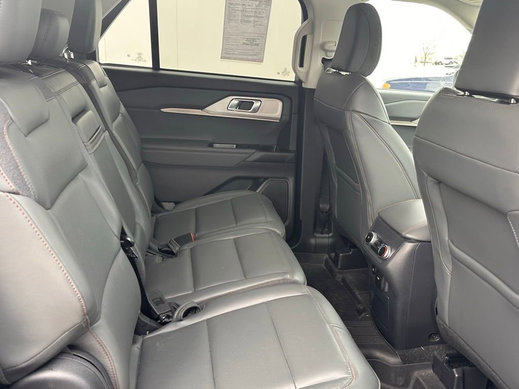 Used 2025 Ford Explorer Active w/ Active Comfort Package image 19