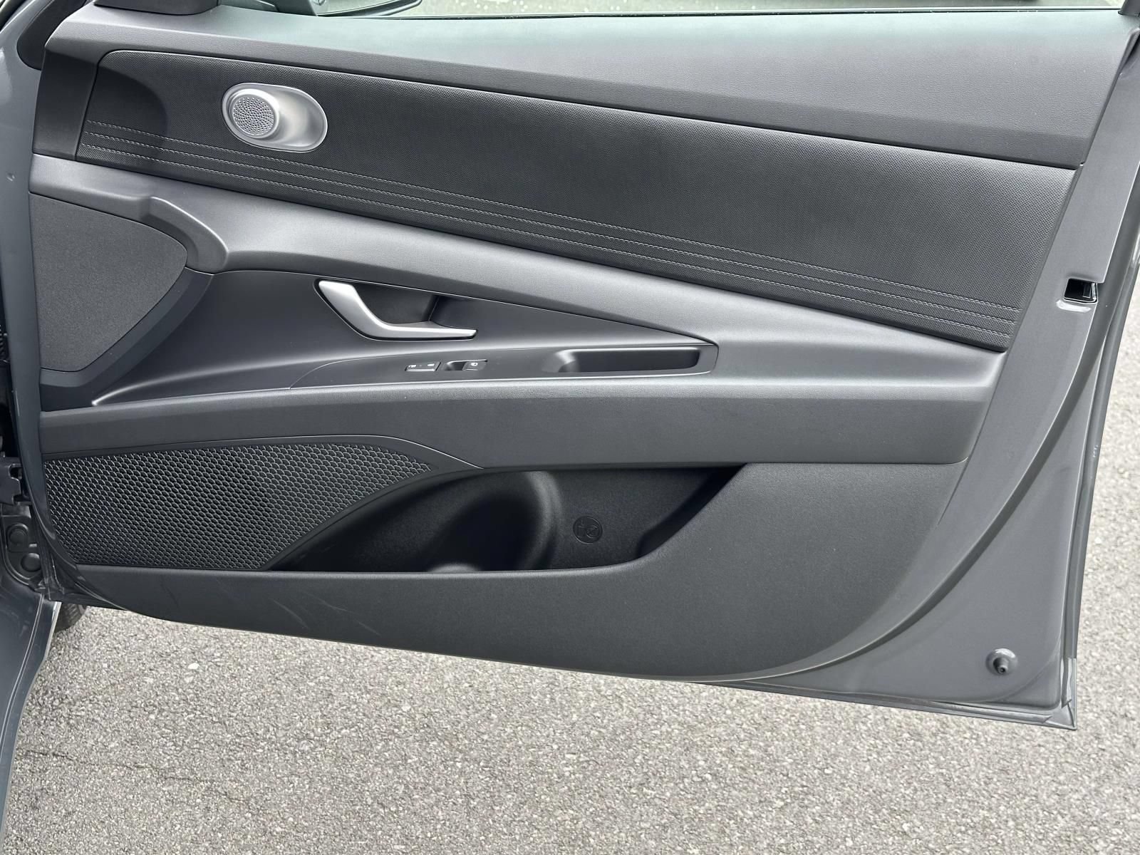 Used 2026 Hyundai Elantra Hybrid FWD image 29