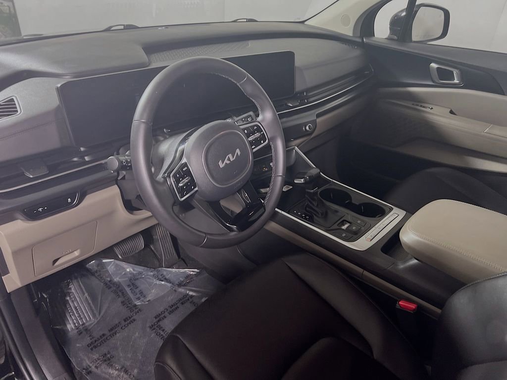 Used 2025 Kia Carnival FWD image 9