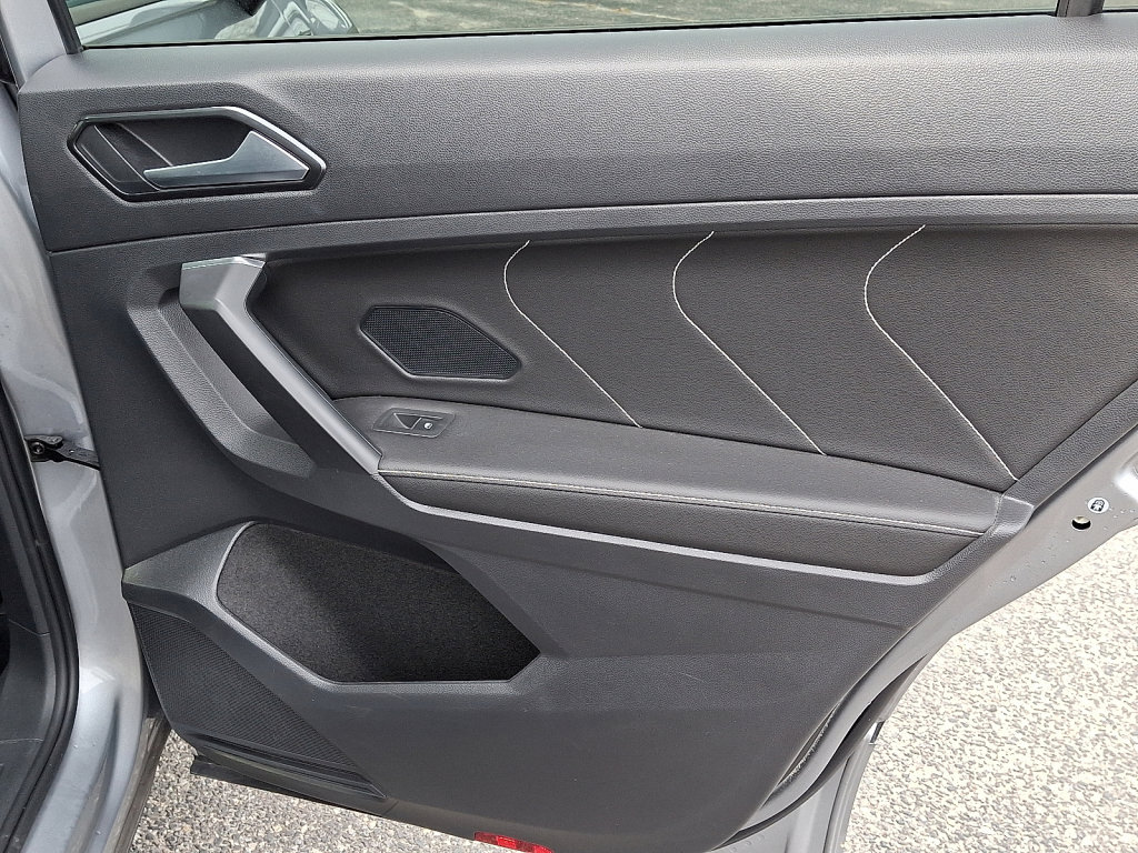 Used 2023 Volkswagen Tiguan SE R-Line image 13