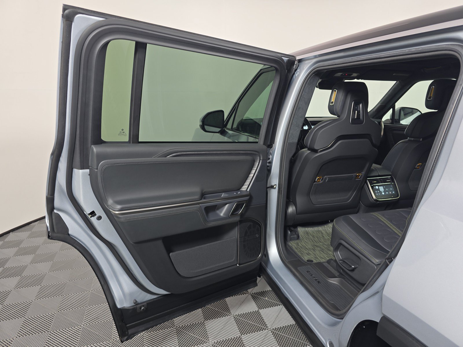 Used 2024 Rivian R1S Adventure AWD/4WD image 17
