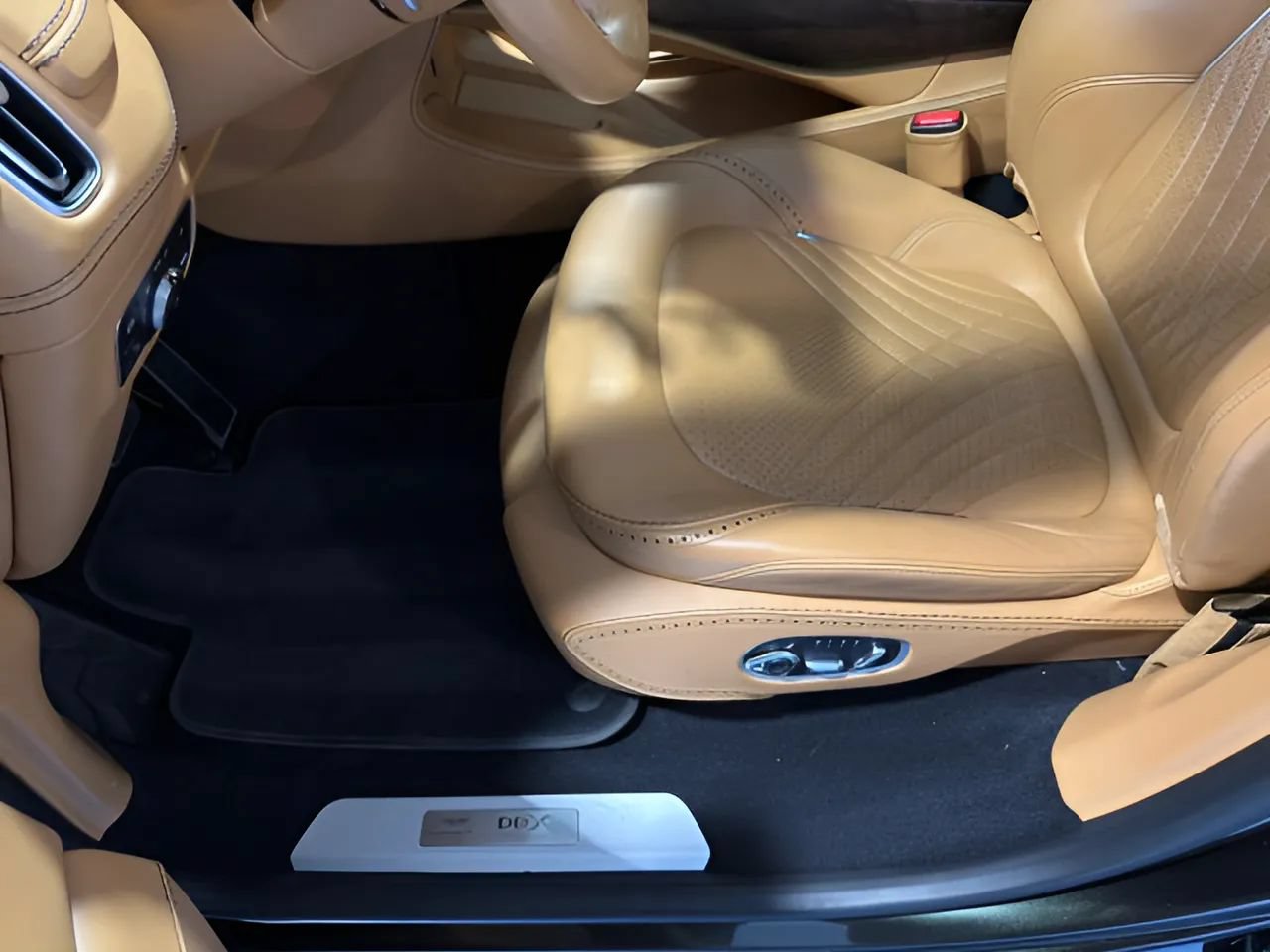 Used 2021 Aston Martin DBX AWD/4WD image 12