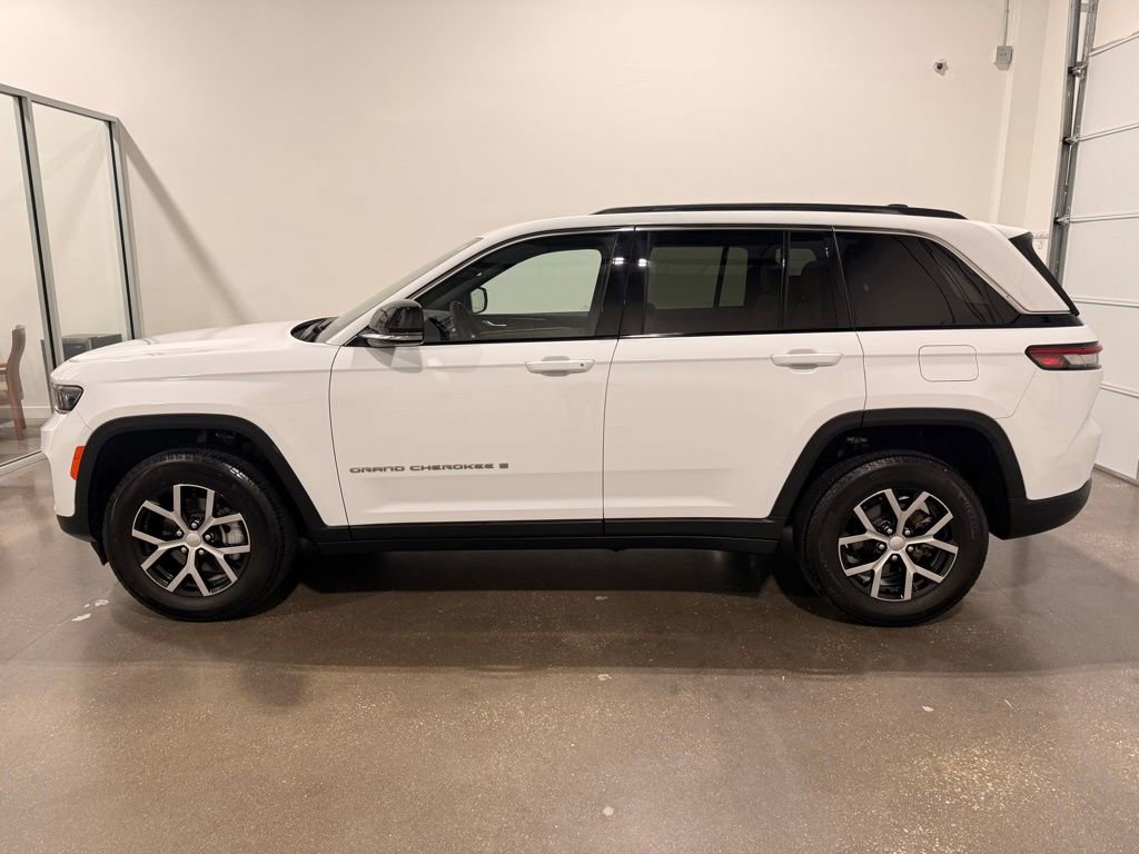 Used 2023 Jeep Grand Cherokee Limited AWD/4WD image 8