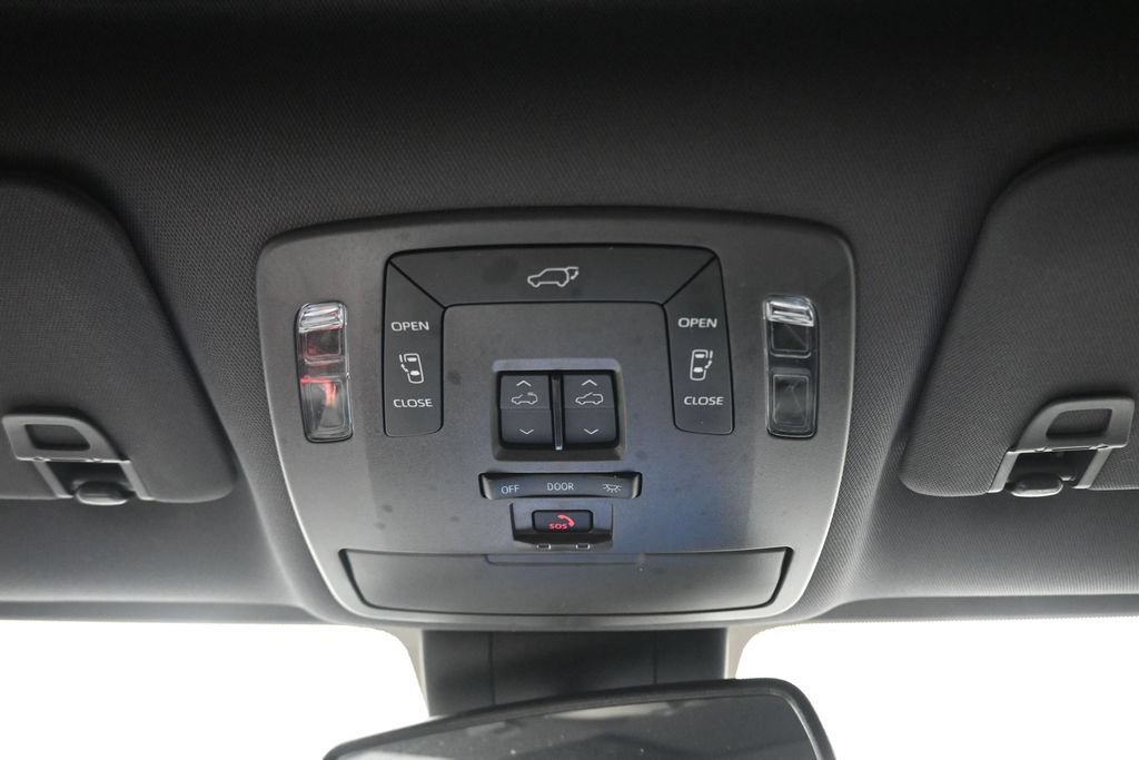 Used 2021 Toyota Sienna XSE FWD image 25