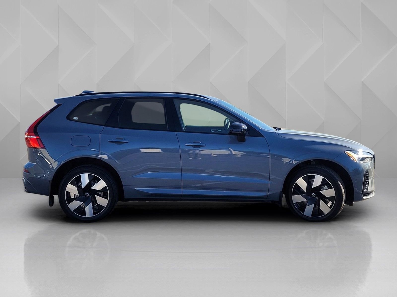 Used 2024 Volvo XC60 T8 Plus w/ Climate Package image 7