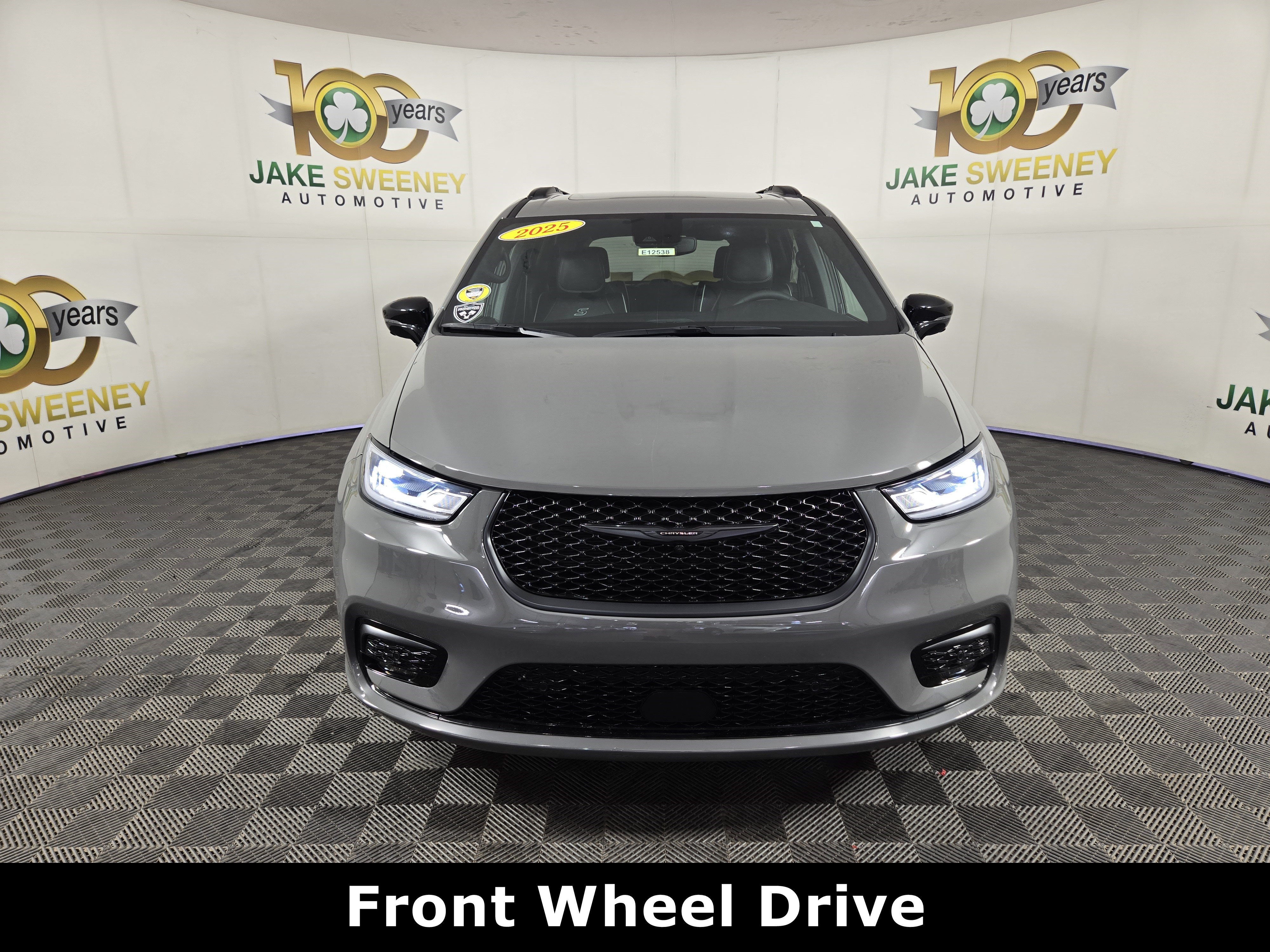 Used 2025 Chrysler Pacifica Limited FWD image 3