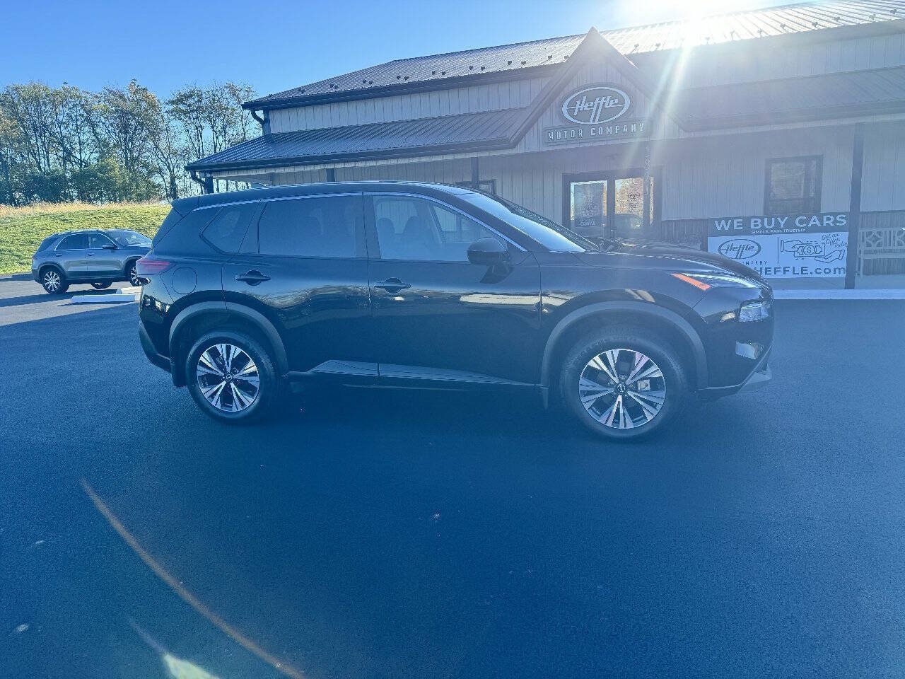 Used 2023 Nissan Rogue SV AWD/4WD image 2