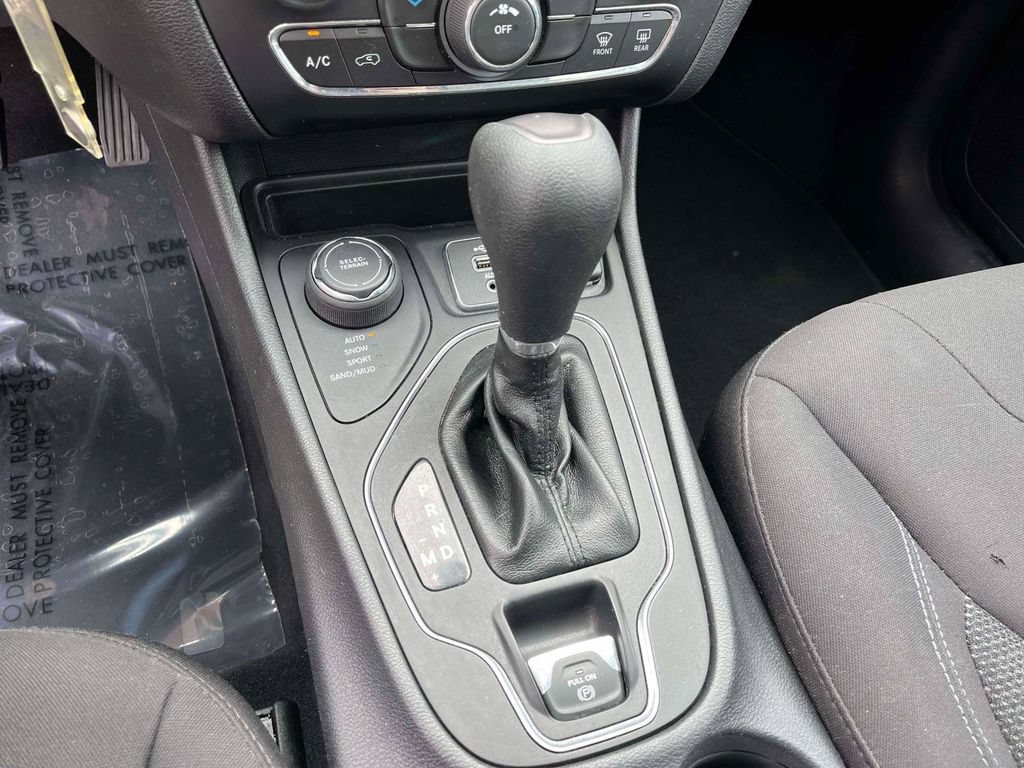 Used 2019 Jeep Cherokee Latitude w/ Popular Appearance Group AWD/4WD image 19