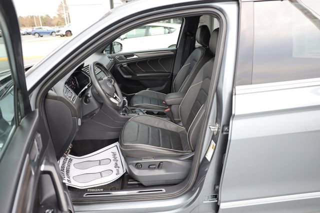 Used 2023 Volkswagen Tiguan SEL R-Line AWD/4WD image 15