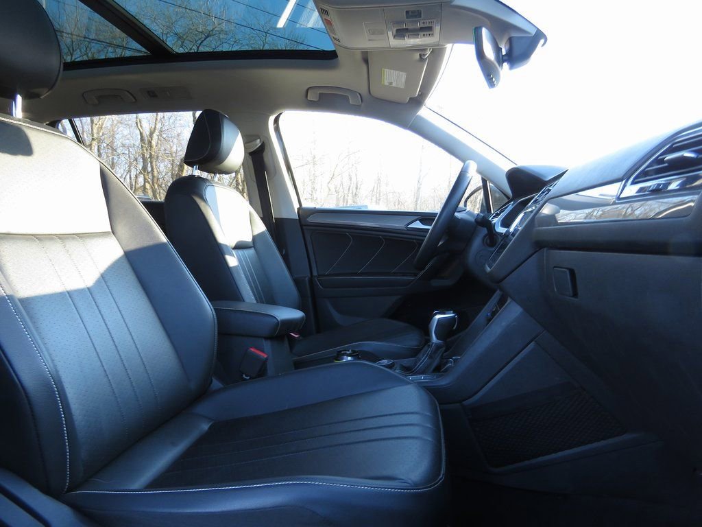 Used 2022 Volkswagen Tiguan SE w/ Panoramic Sunroof Package image 13