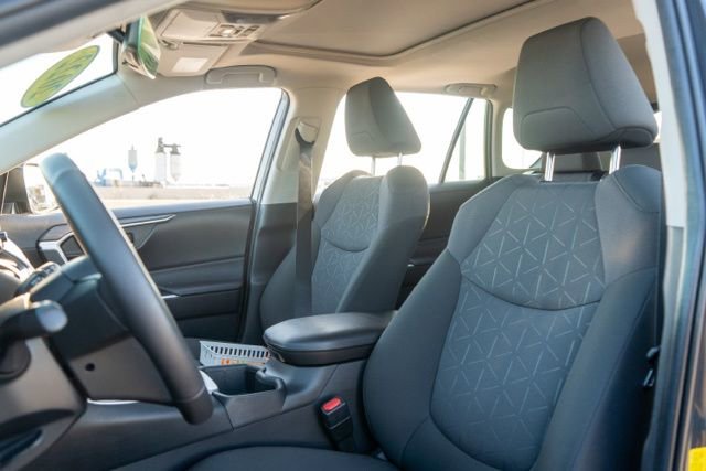 Used 2022 Toyota RAV4 XLE w/ Convenience Package image 16