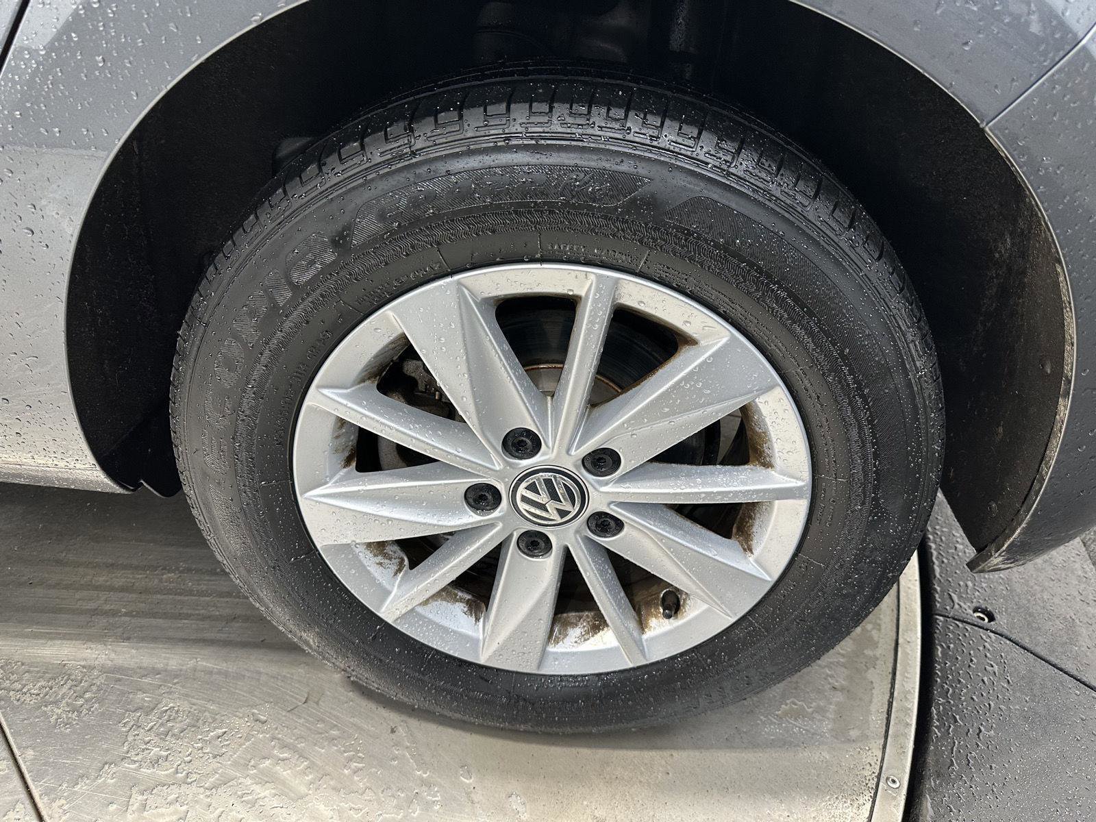 Used 2019 Volkswagen Golf S image 9