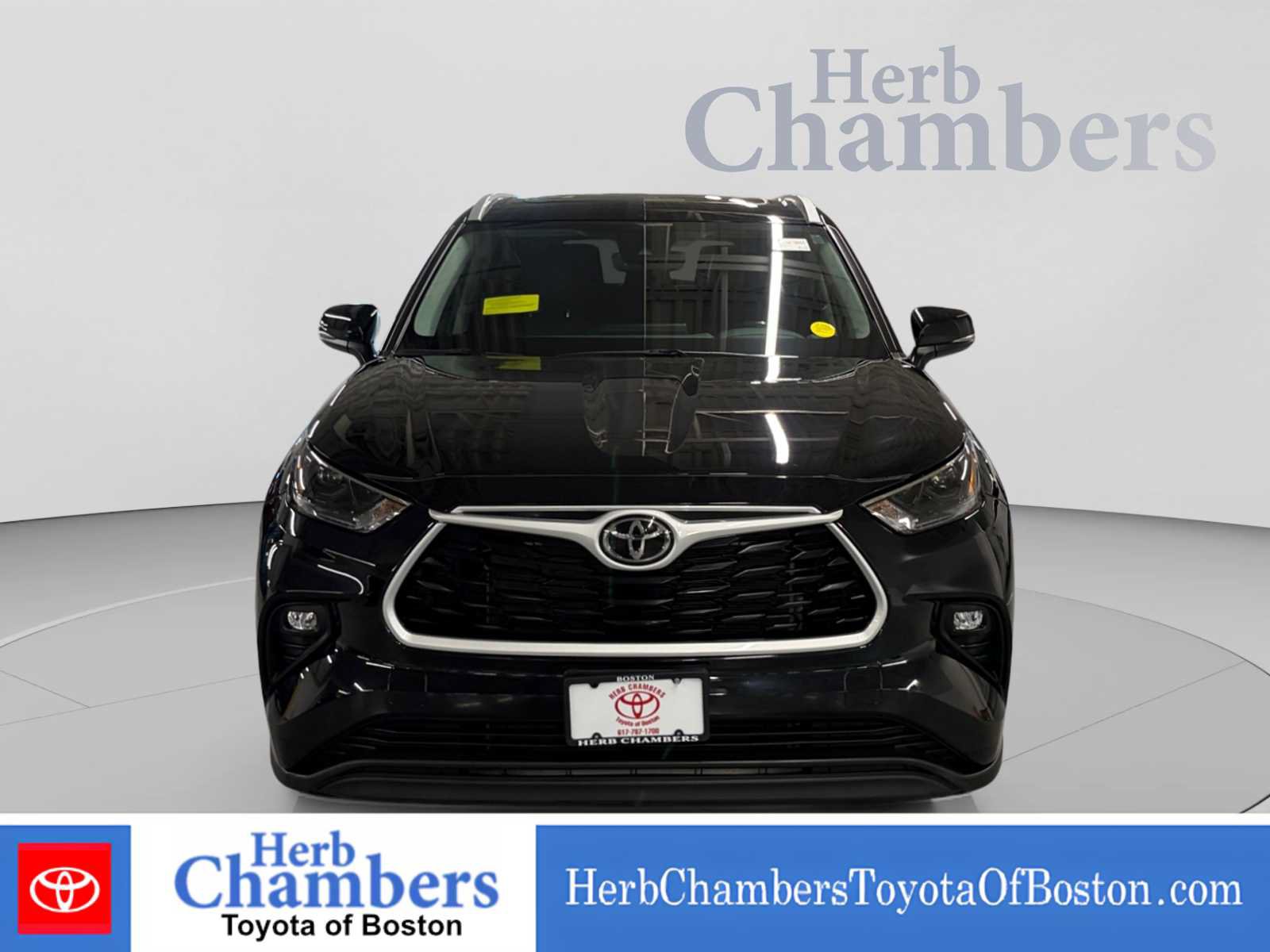 Used 2024 Toyota Highlander XLE AWD/4WD image 2