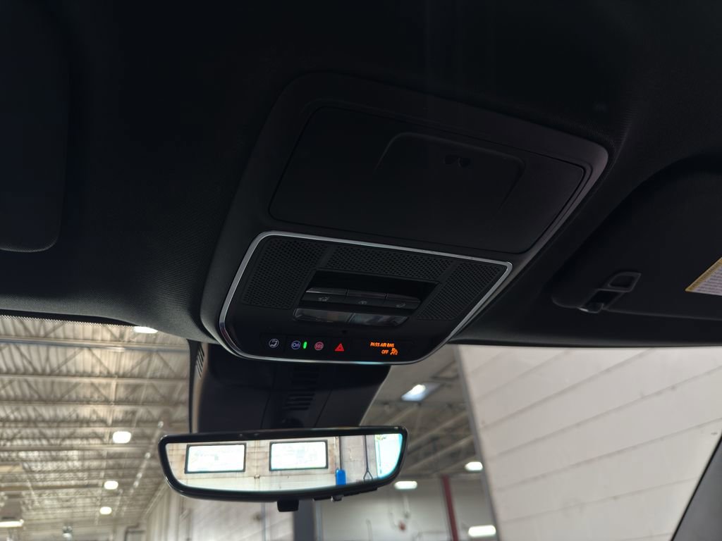 Used 2025 Chevrolet Traverse RS image 40