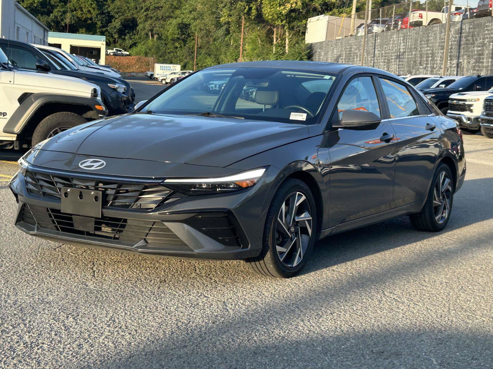 Used 2025 Hyundai Elantra Limited FWD image 3
