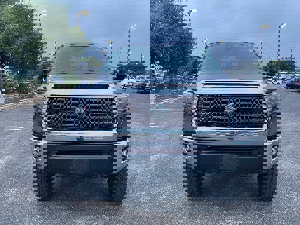 Used 2018 Toyota Tundra SR5 RWD image 2