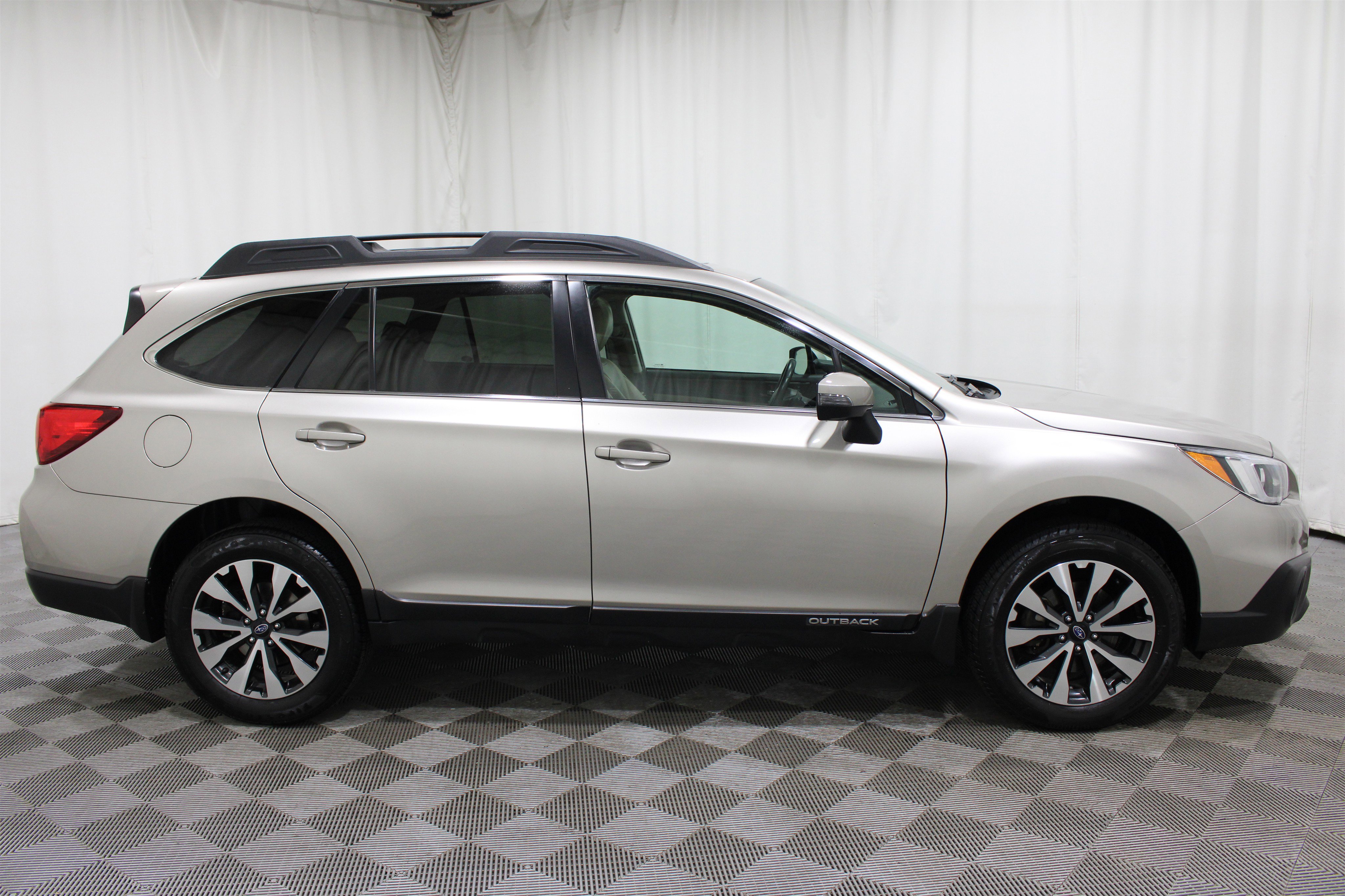 Used 2017 Subaru Outback 3.6R Limited AWD/4WD image 32
