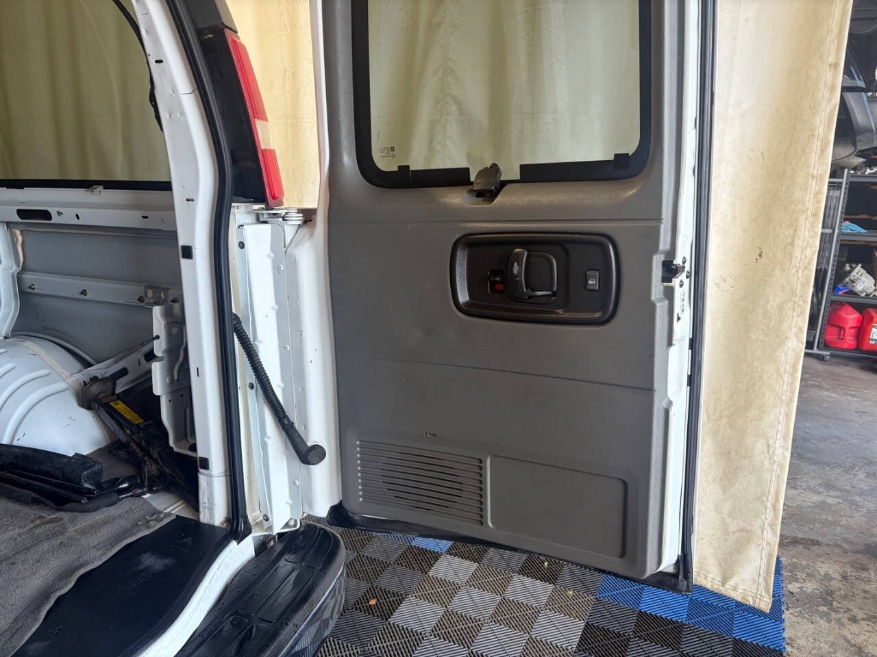 Used 2006 Chevrolet Express 2500 Passenger w/ LT Preferred Equipment Group RWD image 10
