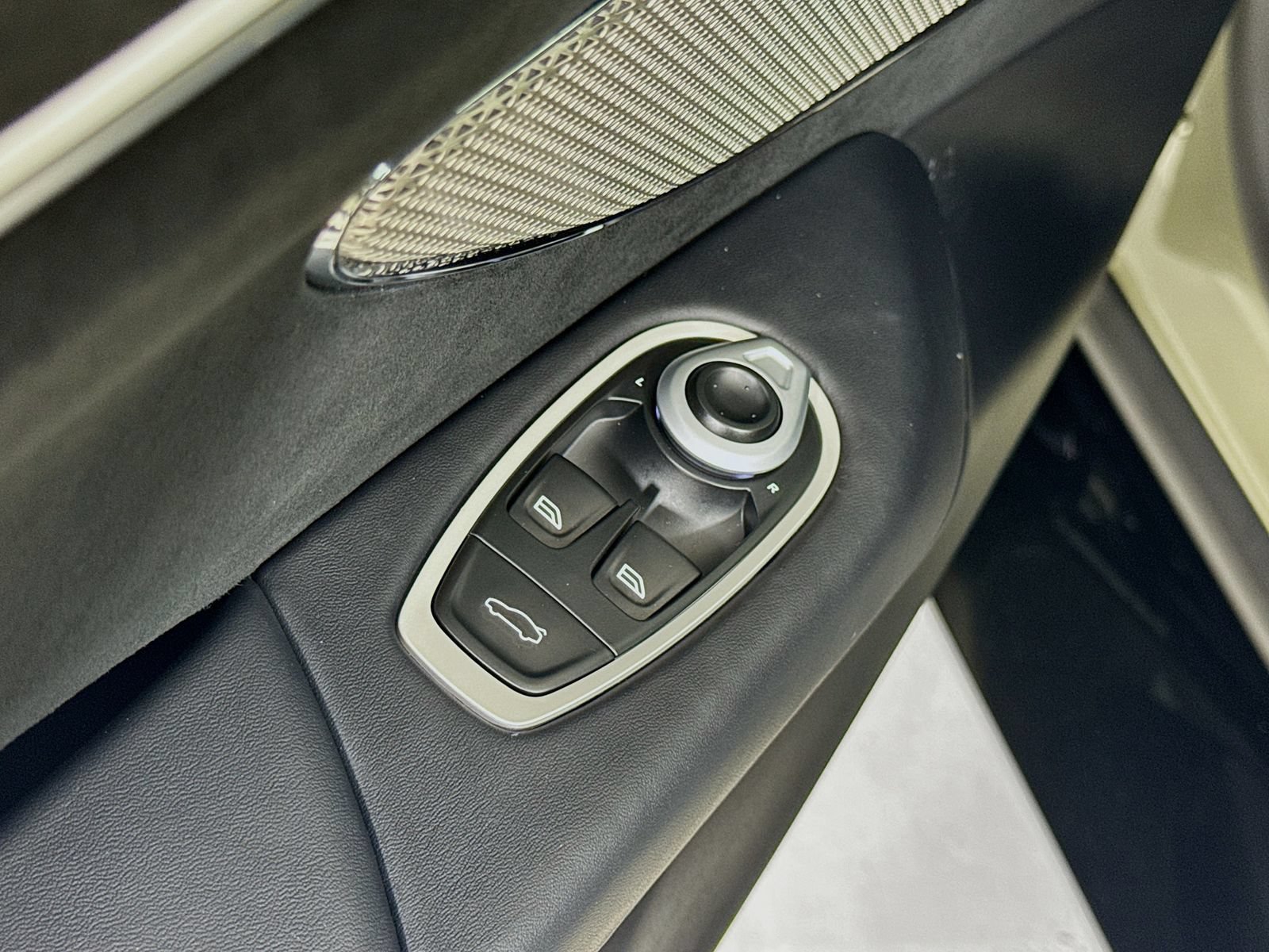 Used 2025 Aston Martin V8 Vantage Coupe RWD image 16