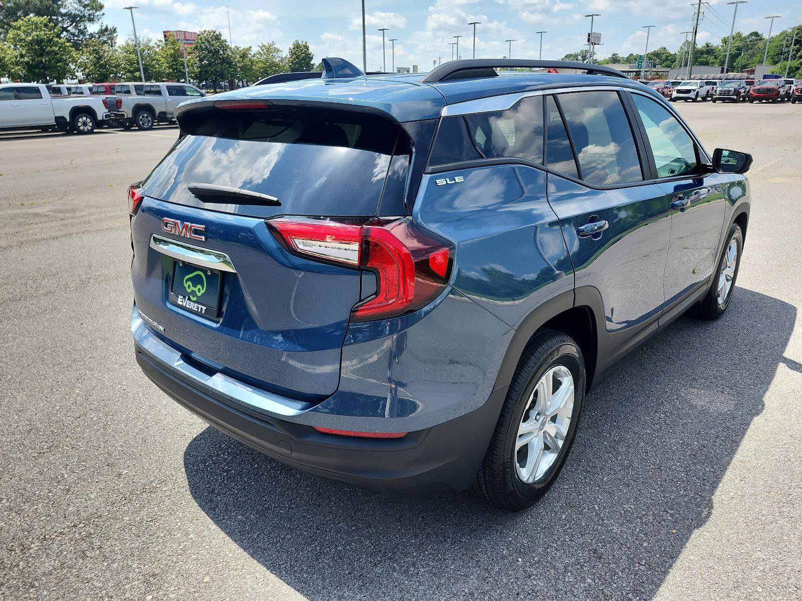Certified 2024 GMC Terrain SLE w/ Driver Convenience Package FWD image 3