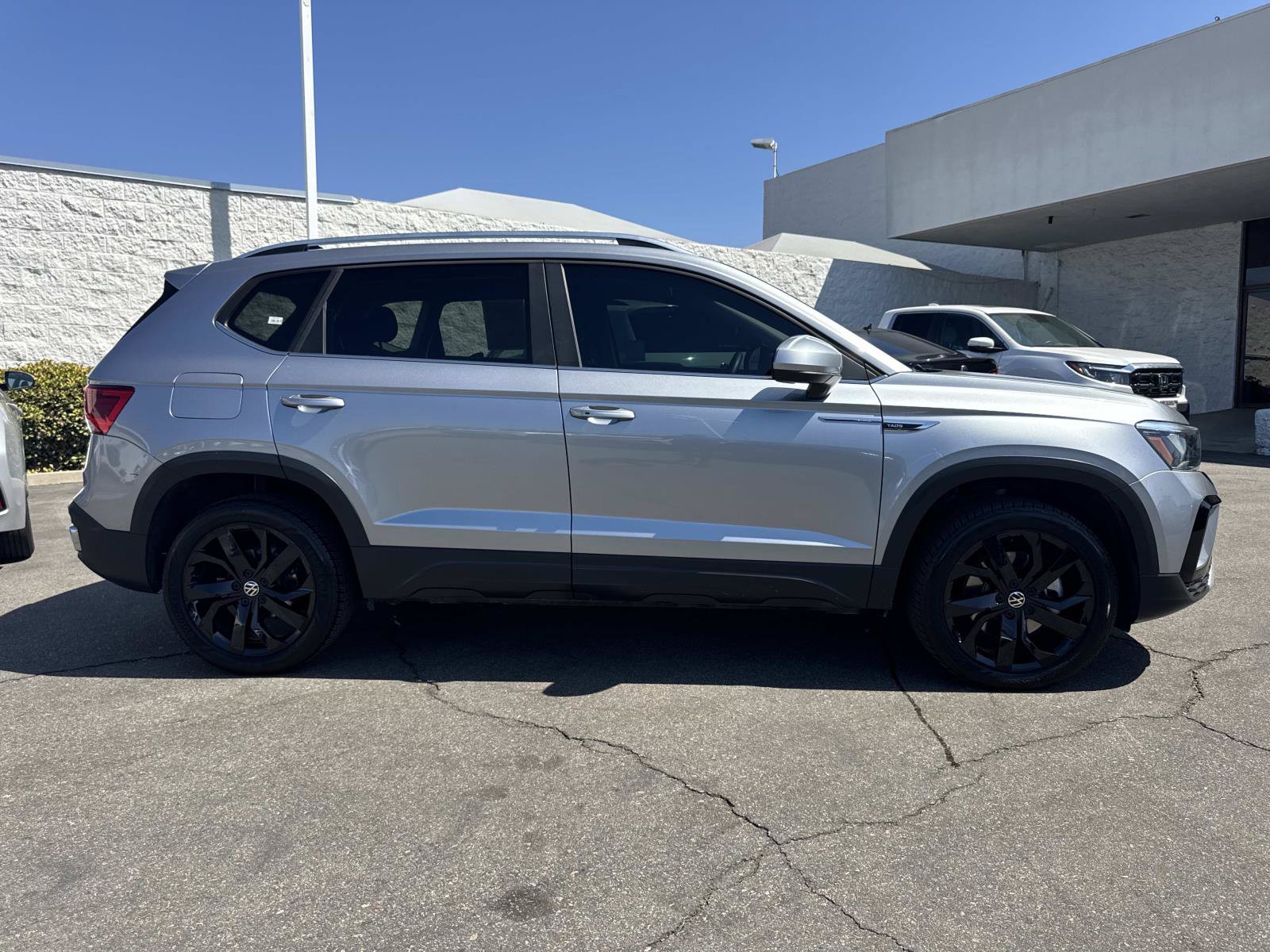 Certified 2023 Volkswagen Taos SE w/ Black Wheel Package FWD image 6