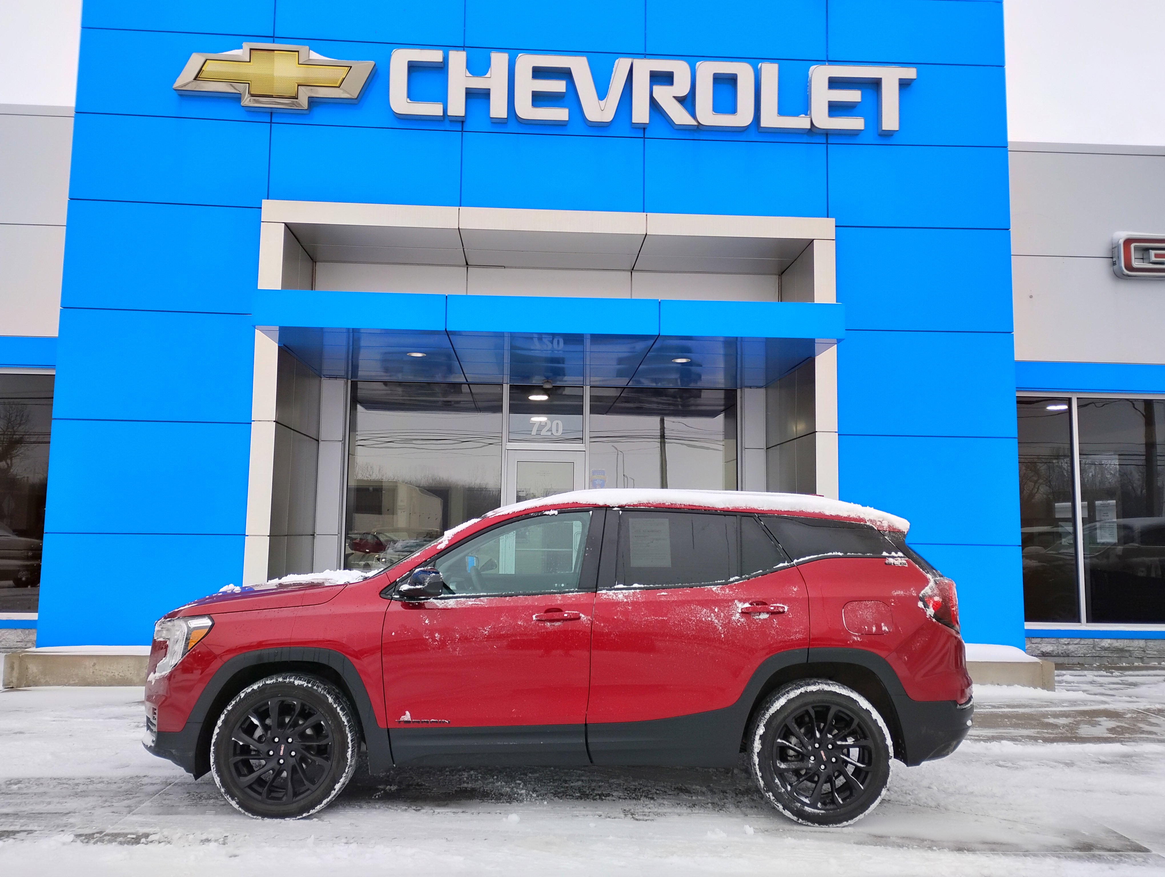 Used 2024 GMC Terrain SLE w/ Driver Convenience Package image 6