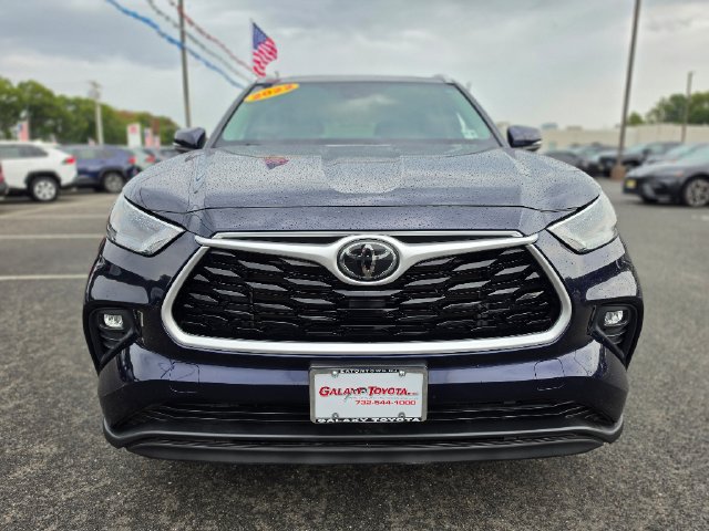 Used 2022 Toyota Highlander XLE AWD/4WD image 2