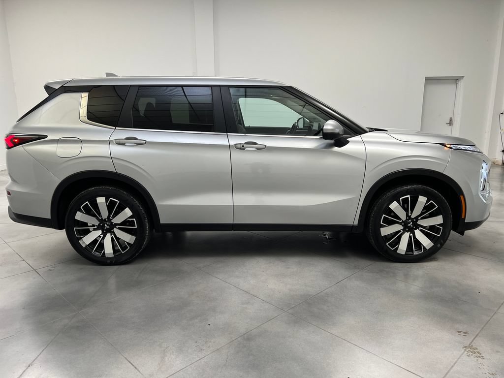 Used 2025 Mitsubishi Outlander SE FWD image 10