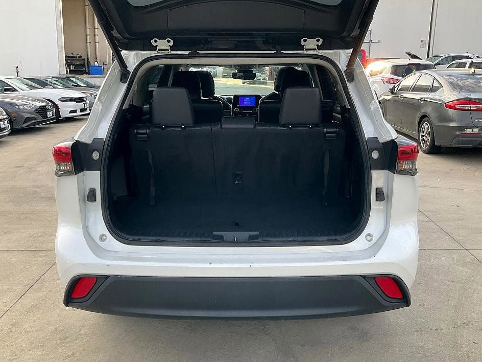 Used 2023 Toyota Highlander XLE image 9