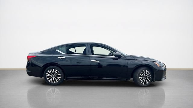 Used 2024 Nissan Altima 2.5 SV FWD image 2