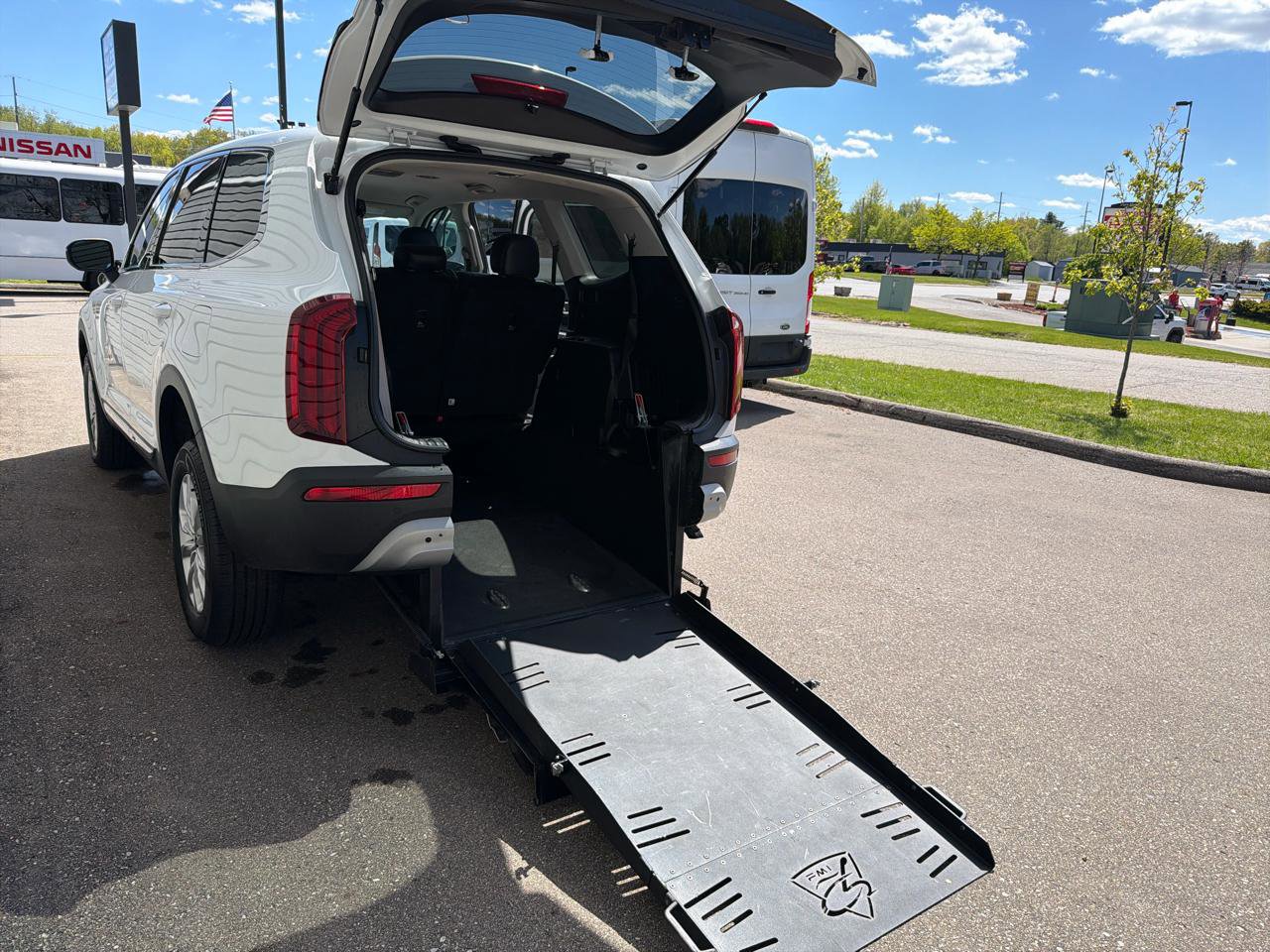 Used 2020 Kia Telluride LX FWD image 3