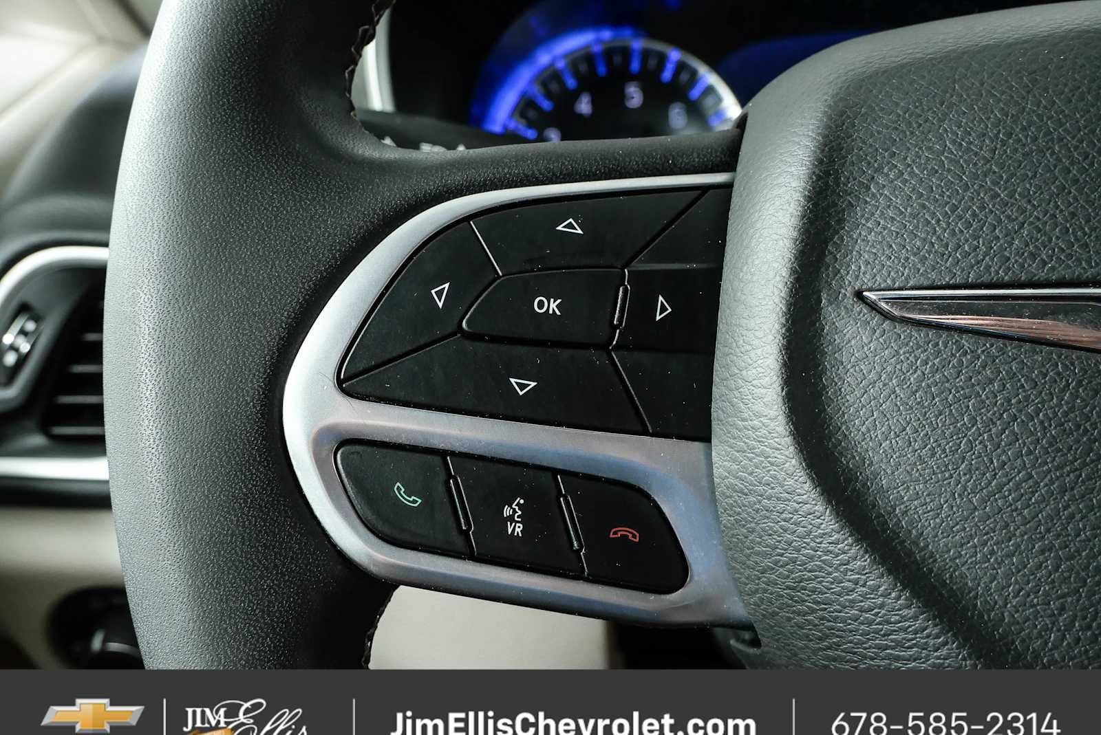 Used 2024 Chrysler Pacifica Touring-L FWD image 10