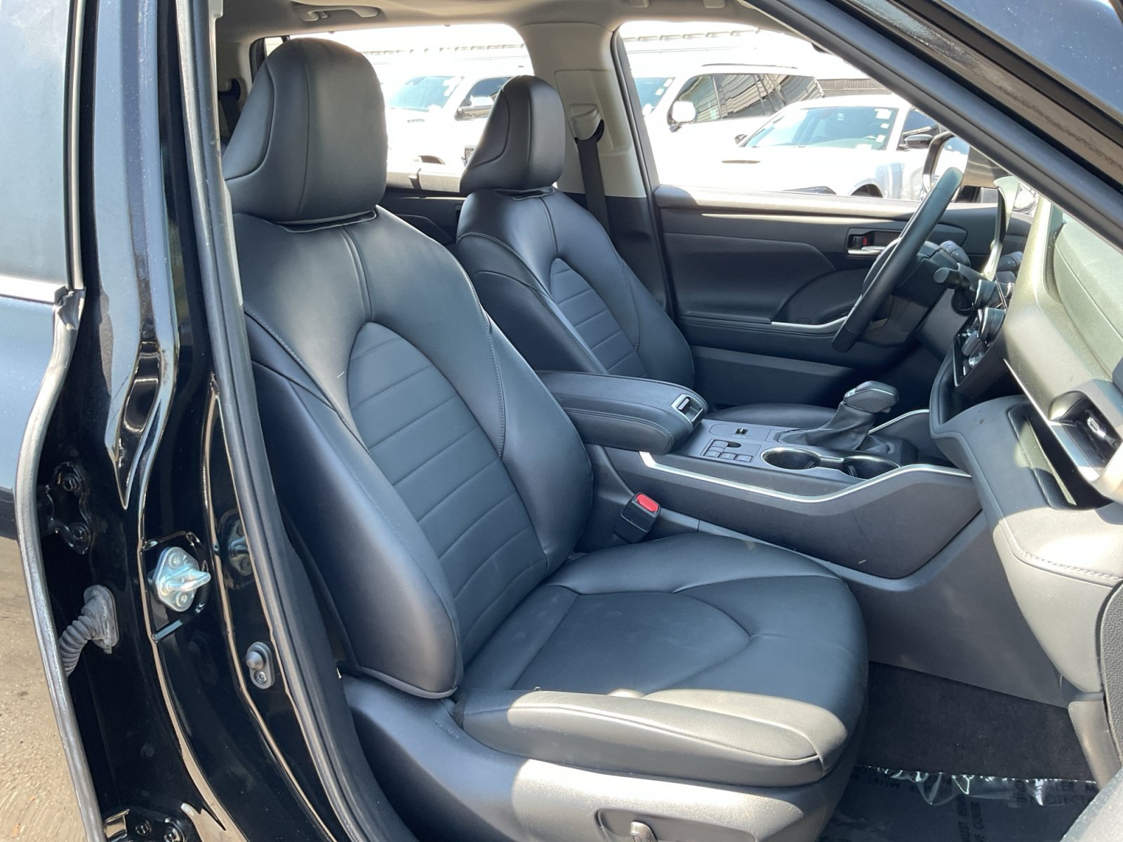 Used 2024 Toyota Highlander XLE FWD image 21